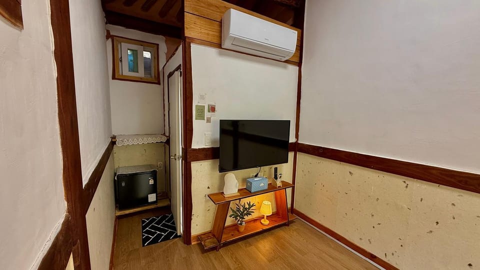 TV and multimedia, Photo of the whole room, air conditioner