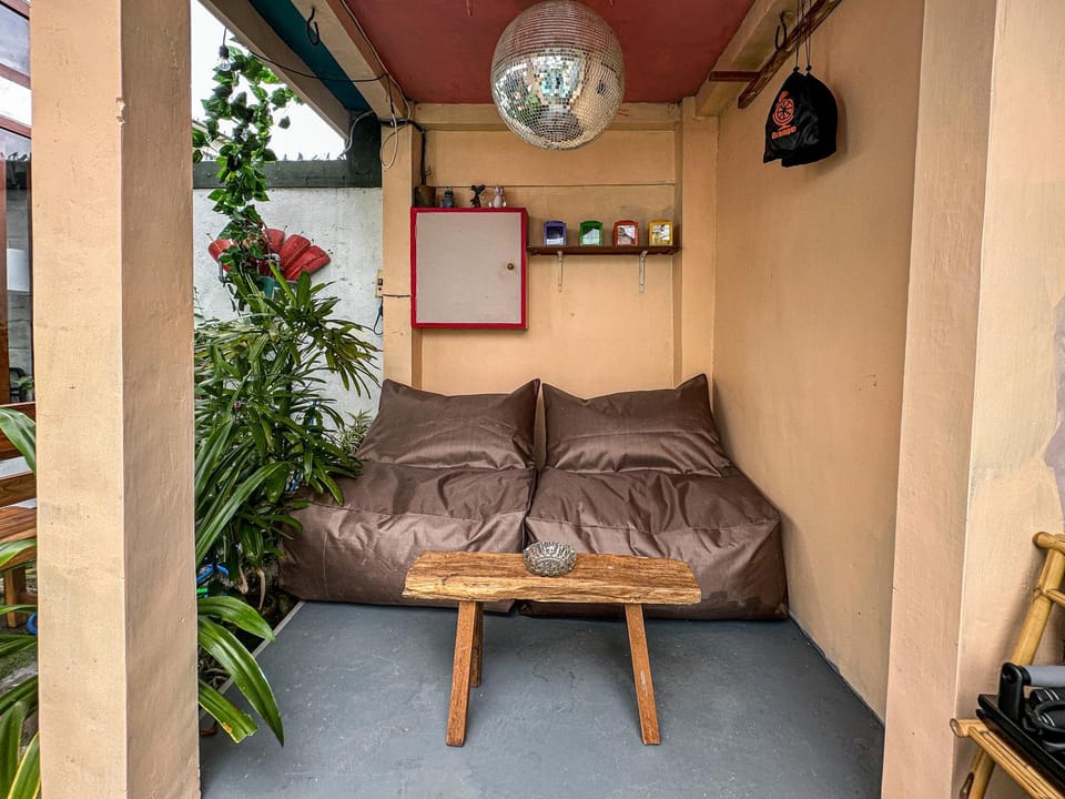 Day, Seating area