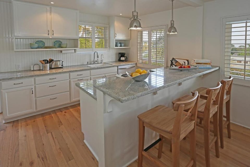Sea Glass Cottage by Paradise Retreats Villa in Santa Barbara