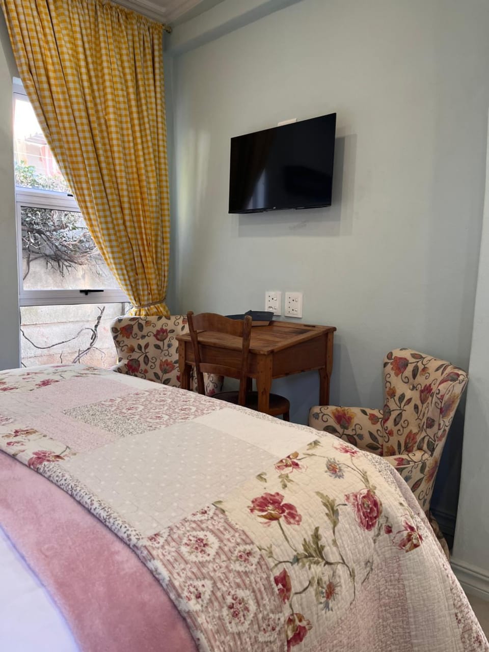 TV and multimedia, Seating area, Evening entertainment, Bedroom