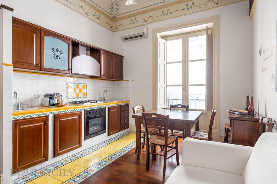 Kitchen or kitchenette, Living room, Seating area, Dining area, oven, stove, air conditioner