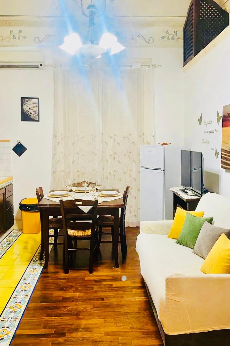 TV and multimedia, Kitchen or kitchenette, Photo of the whole room, Seating area, Dining area, oven, air conditioner