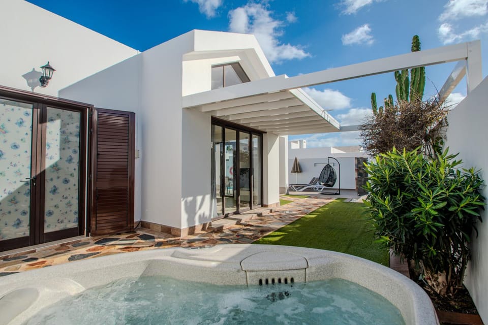 Casa Maurizio - Heated Pool, Hot Tub & Hammam Villa in Playa Blanca