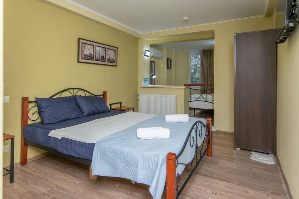 Bed, TV and multimedia, Photo of the whole room, Bedroom, towels