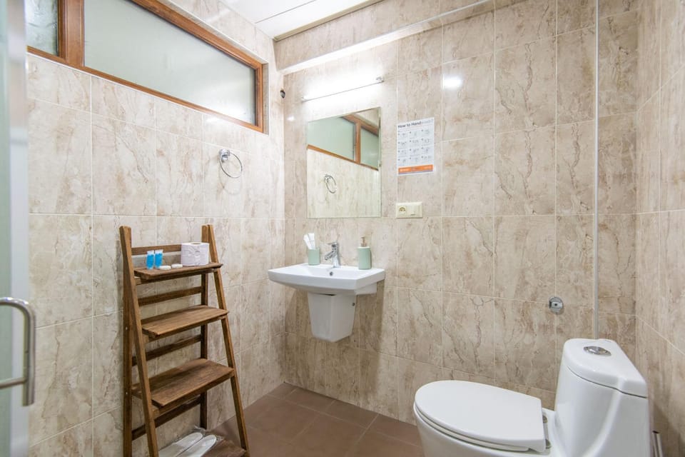 Toilet, towels