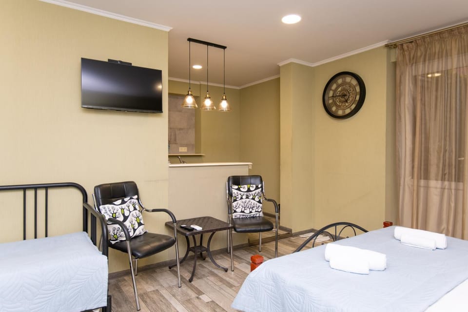 Bed, TV and multimedia, Living room, Photo of the whole room, Seating area, Dining area, Bedroom