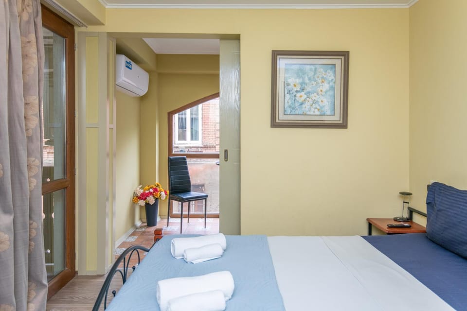 Bed, TV and multimedia, Living room, Photo of the whole room, Seating area, Bedroom, towels, air conditioner