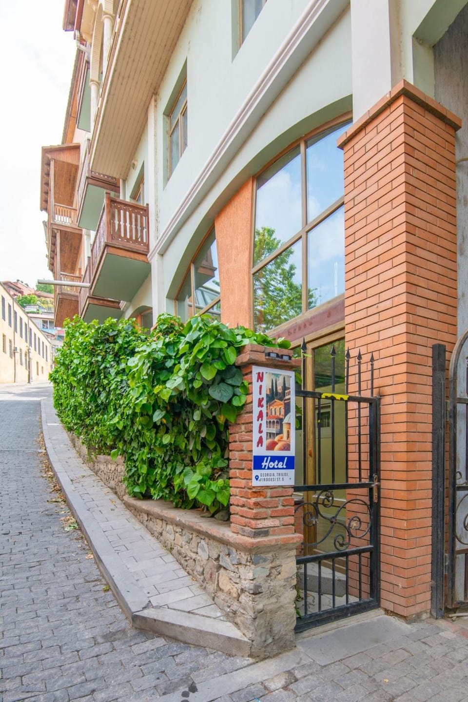 Property building, Facade/entrance, Day, Property logo or sign, Logo/Certificate/Sign, Street view