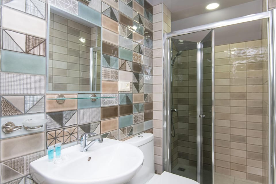 Shower, Toilet, Bathroom, towels
