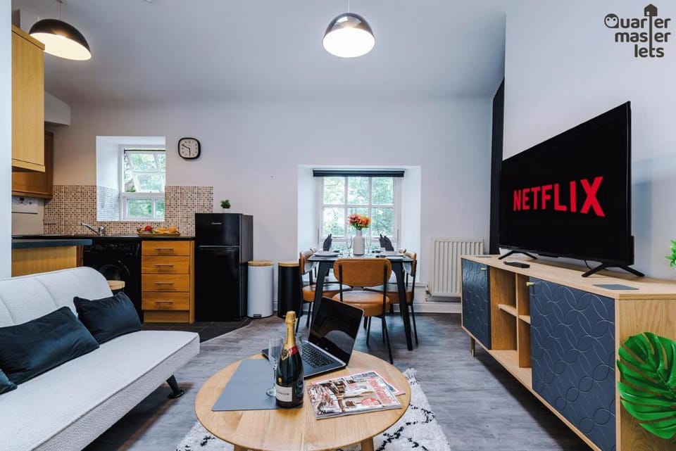 Communal lounge/ TV room, Bed, TV and multimedia, Living room, Decorative detail, Seating area, Dining area, Garden view, furniture, heating, internet, storage