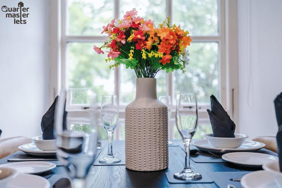 Decorative detail, Seating area, Dining area, Garden view, furniture, heating, internet, storage