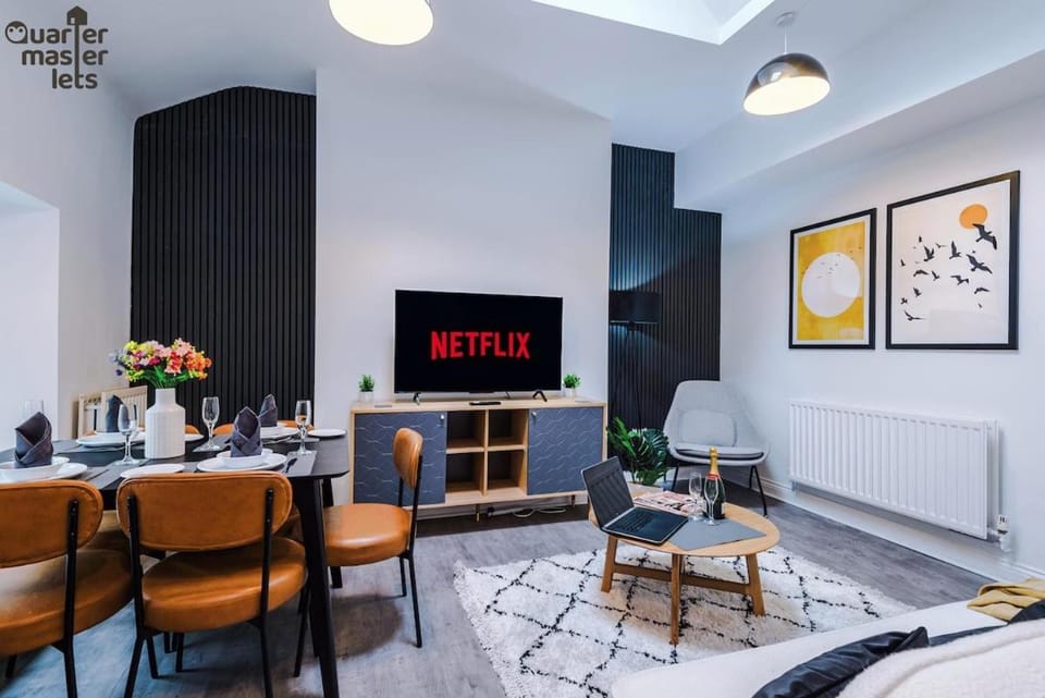 Communal lounge/ TV room, Bed, TV and multimedia, Living room, Decorative detail, Seating area, Dining area, Garden view, furniture, heating, internet, storage