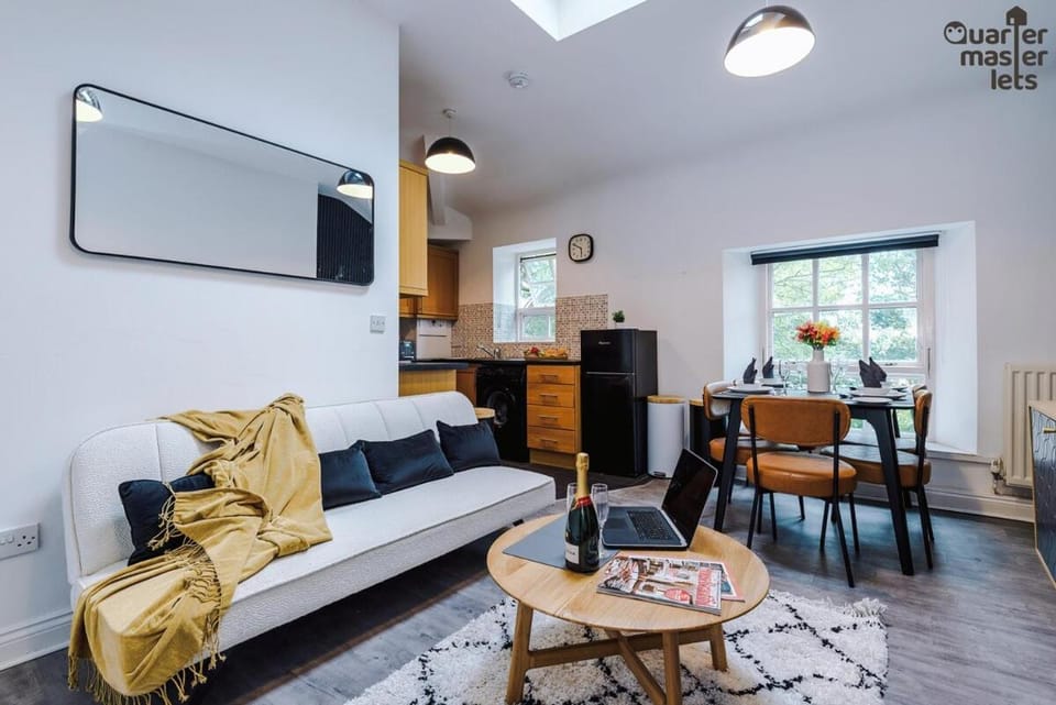 Communal lounge/ TV room, Bed, TV and multimedia, Living room, Decorative detail, Seating area, Dining area, Garden view, furniture, heating, internet, storage