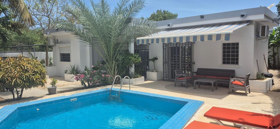 Patio, Swimming pool, sunbed