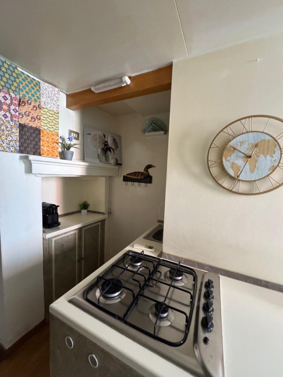 Kitchen or kitchenette, dishwasher, stove