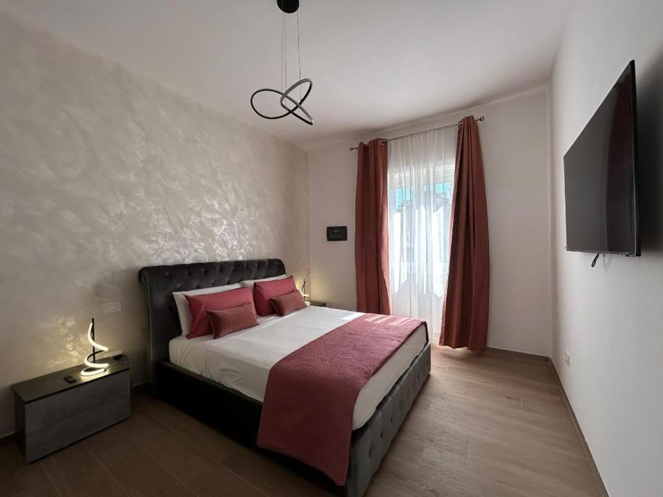 Bed, TV and multimedia, Photo of the whole room, Bedroom