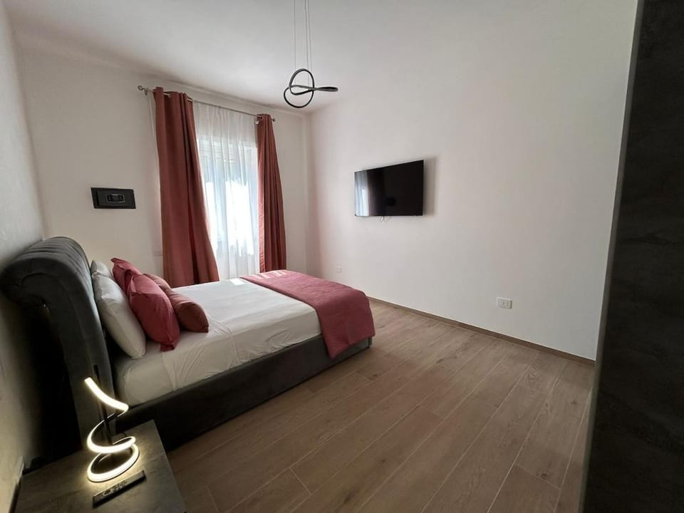 Bed, TV and multimedia, Photo of the whole room, Bedroom