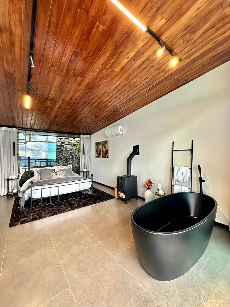 Vista espetacular, piscina e banheira no quarto! House in State of São Paulo