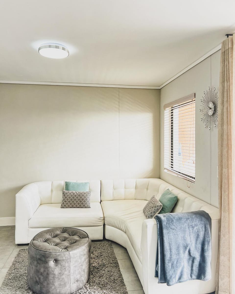 Modern One Bedroom Apartment Next to Canal Walk Mall Apartment in Cape Town