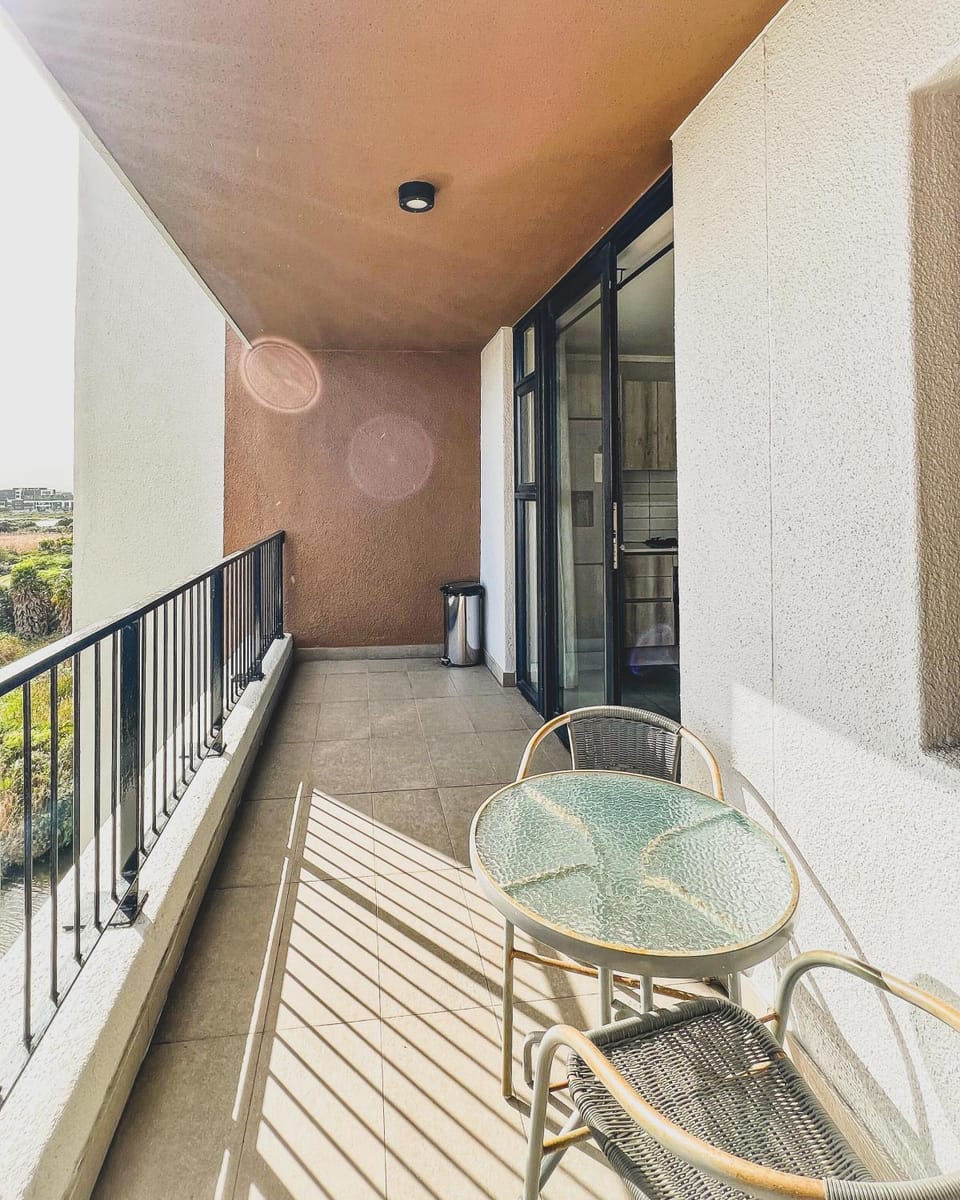 Modern One Bedroom Apartment Next to Canal Walk Mall Apartment in Cape Town