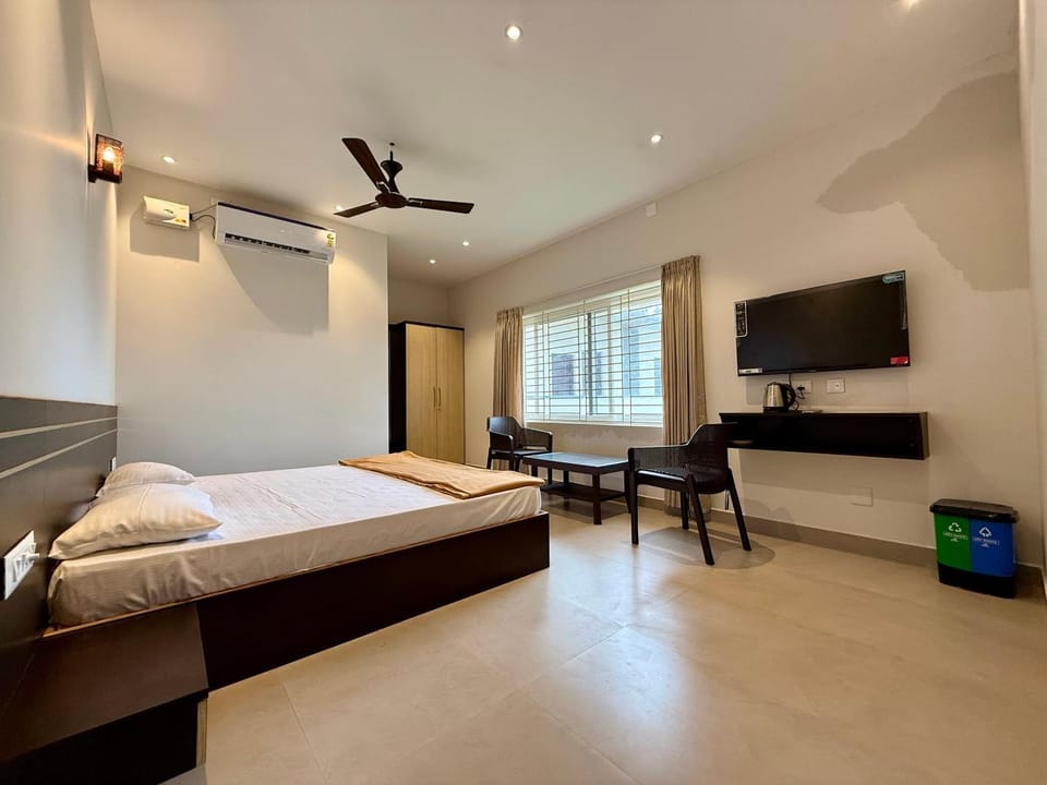 Bed, TV and multimedia, fireplace
