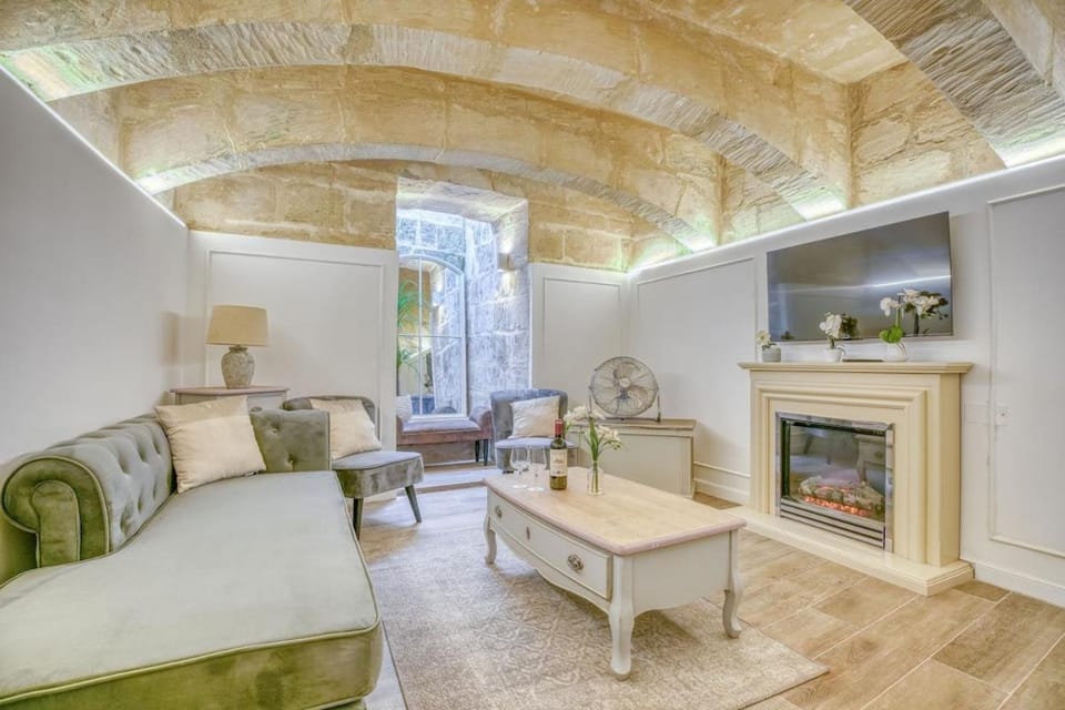 Modern Oasis Near Mdina with Rooftop Pool & View Apartment in Malta