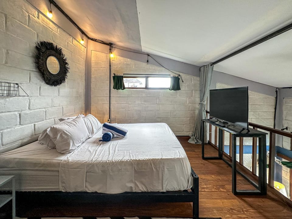 Bed, TV and multimedia, Photo of the whole room, Bedroom, towels