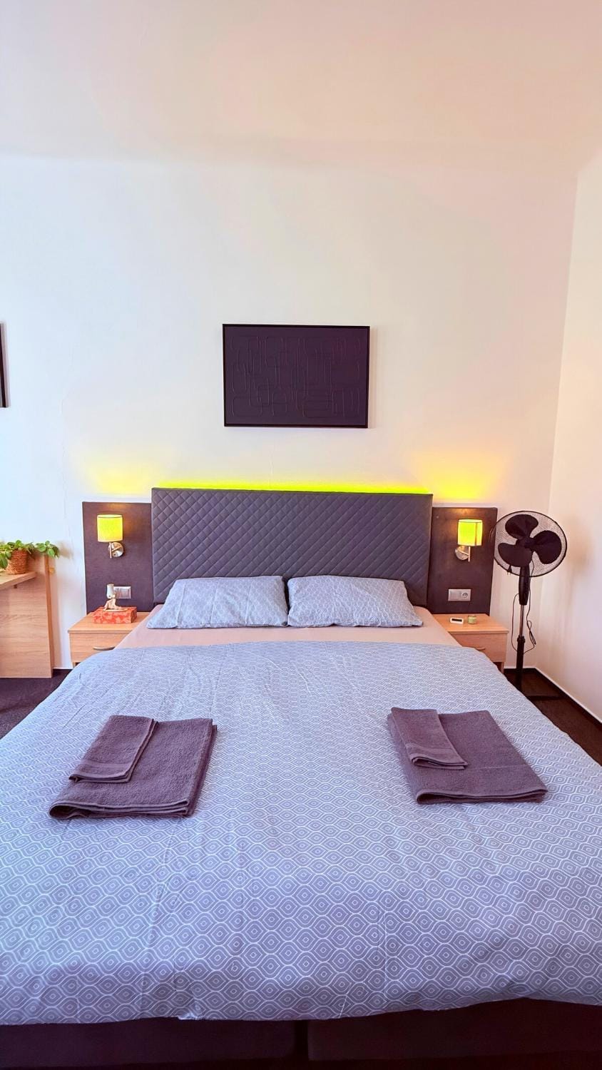 Bed, Bedroom, towels