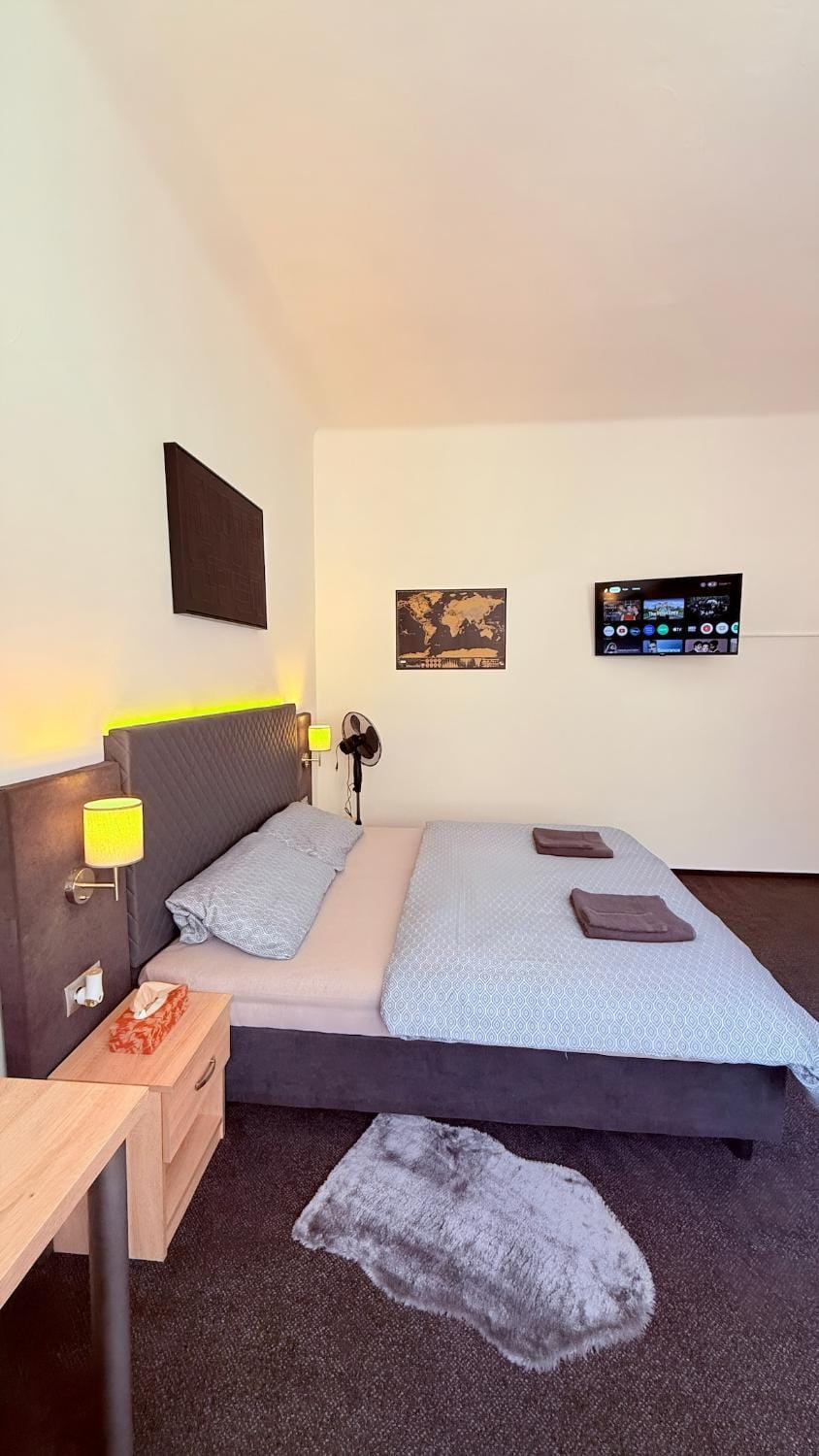TV and multimedia, Photo of the whole room, Bedroom