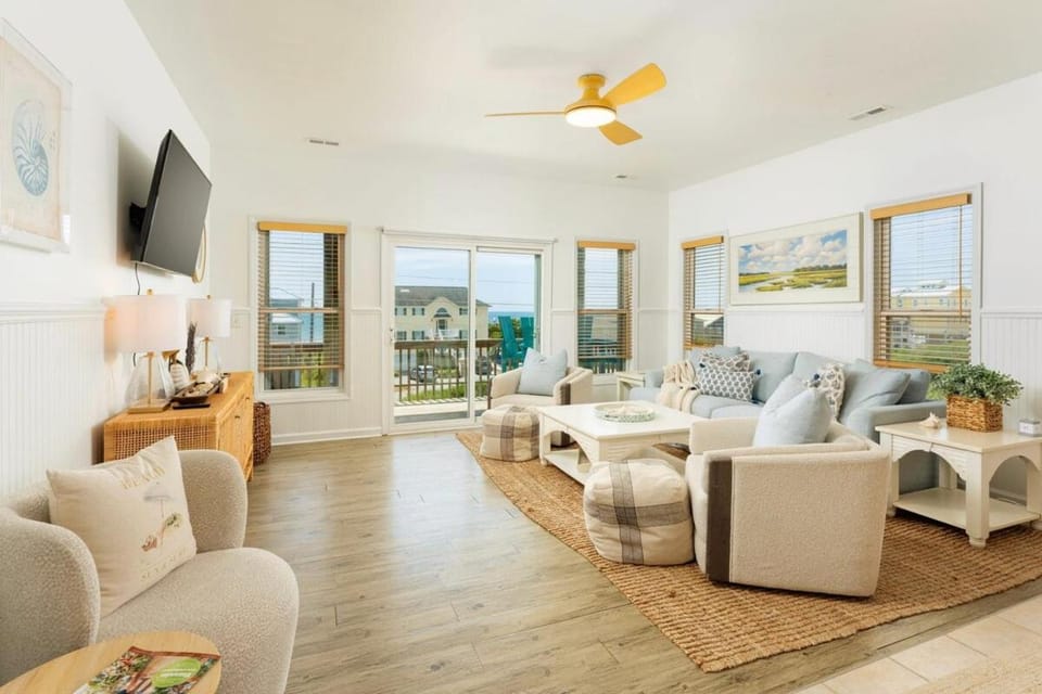 Communal lounge/ TV room, TV and multimedia, Living room, Seating area, Evening entertainment
