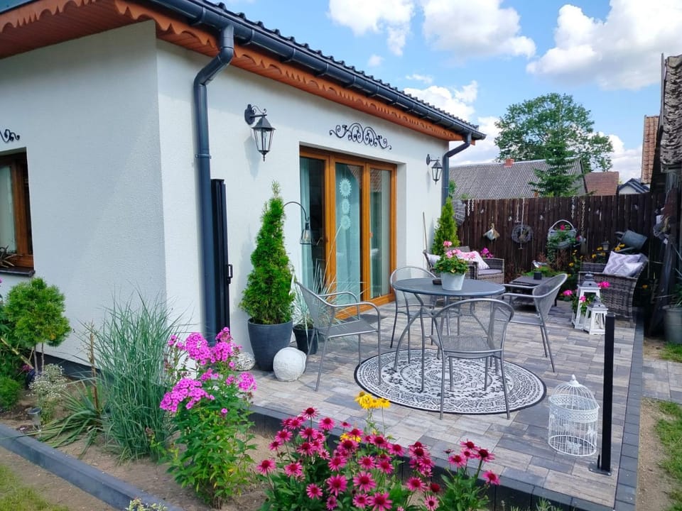 Property building, Patio, Balcony/Terrace, Garden view