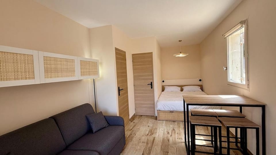 Studio avec jardin parking wifi climatisation Apartment in Sanary-sur-Mer