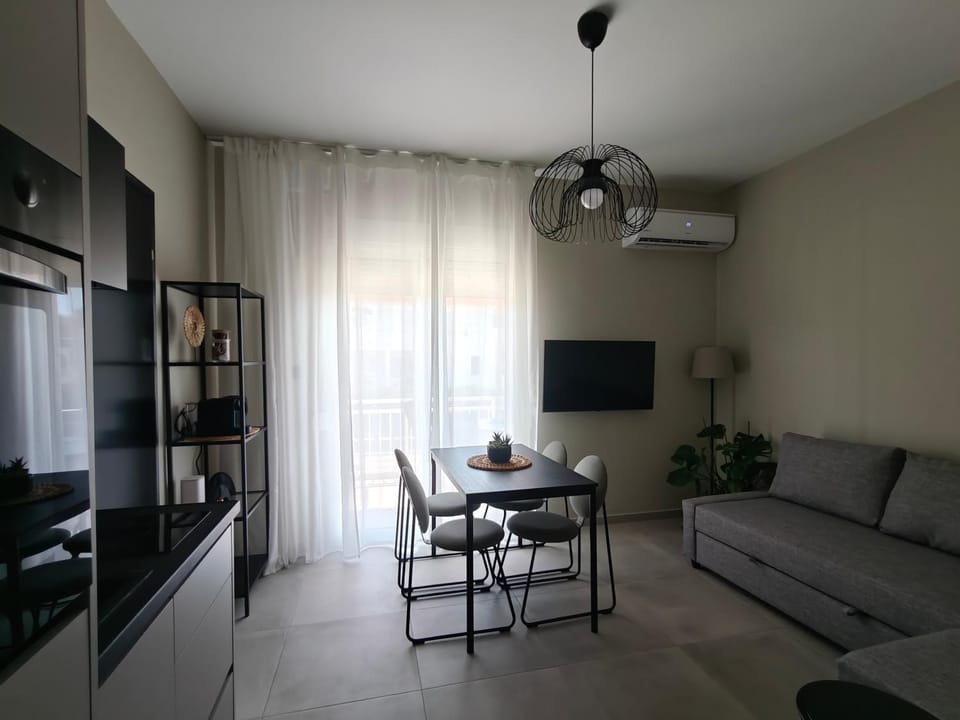 Kitchen or kitchenette, Living room, Seating area, Dining area, oven