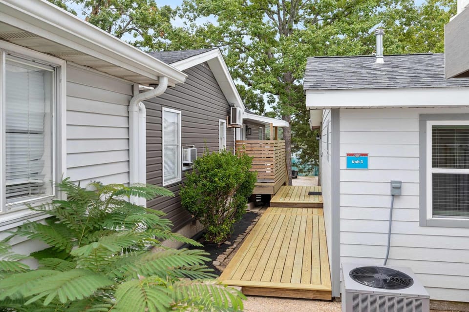 Lighthouse Lodge 3 Lakefront Sunrise Views + Private Dock Peaceful Cove House in Kimberling City