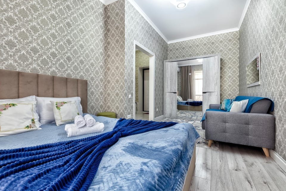 Bed, Living room, Photo of the whole room, Seating area, Bedroom, towels