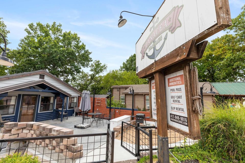 Panacea Boathaus Lodge - Perfect Location for your lake vacation House in Kimberling City