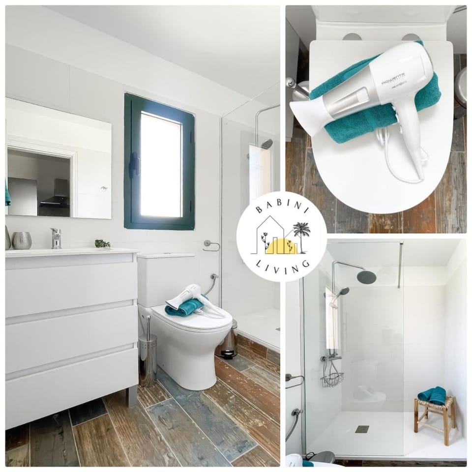 Shower, Toilet, Bathroom, Bath, bidet, towels
