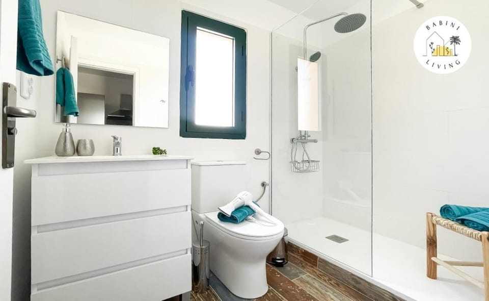 Shower, Toilet, Bathroom, Bath, bidet, towels
