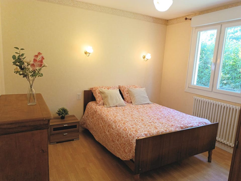 Bed, Photo of the whole room, Bedroom, internet