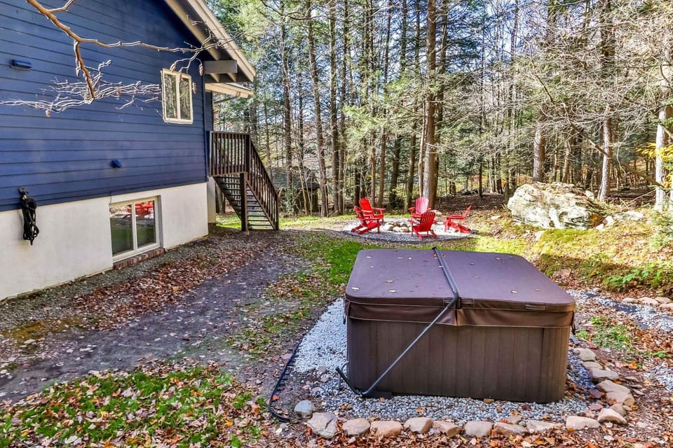 Secluded Retreat w Hot Tub in Windham House in Windham