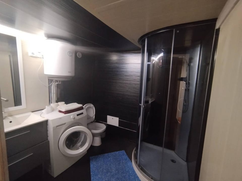 Shower, Toilet, Bathroom, towels, washing machine