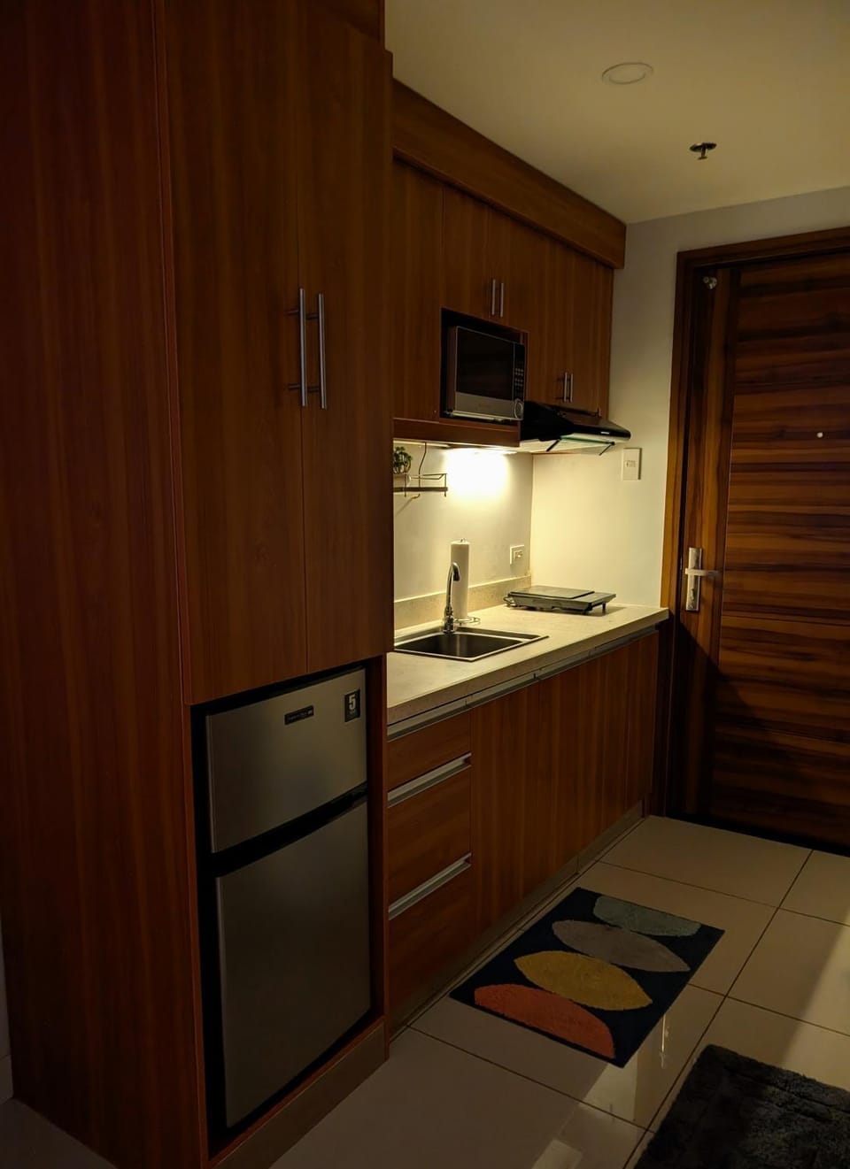 Kitchen or kitchenette, minibar, stove