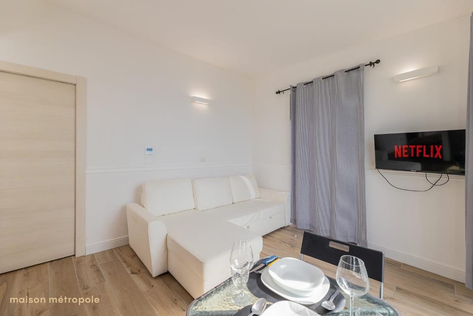 Bed, TV and multimedia, Living room, Photo of the whole room, Seating area, Bedroom