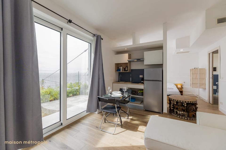 Kitchen or kitchenette, Dining area, stove