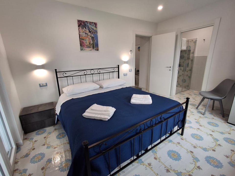 Bedroom, towels