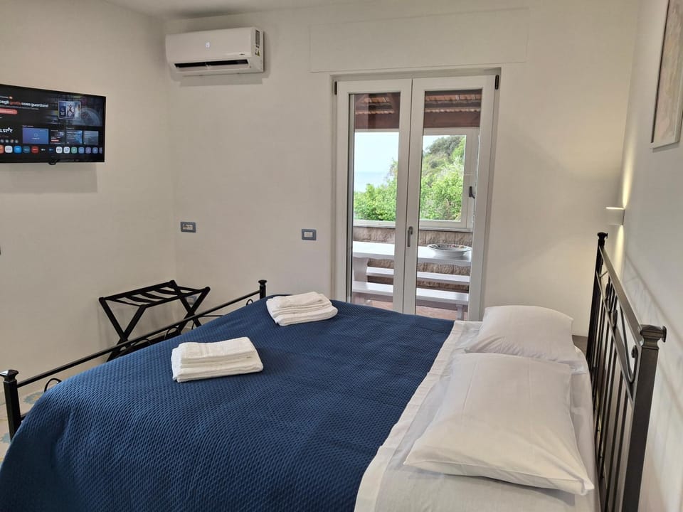 Bedroom, towels