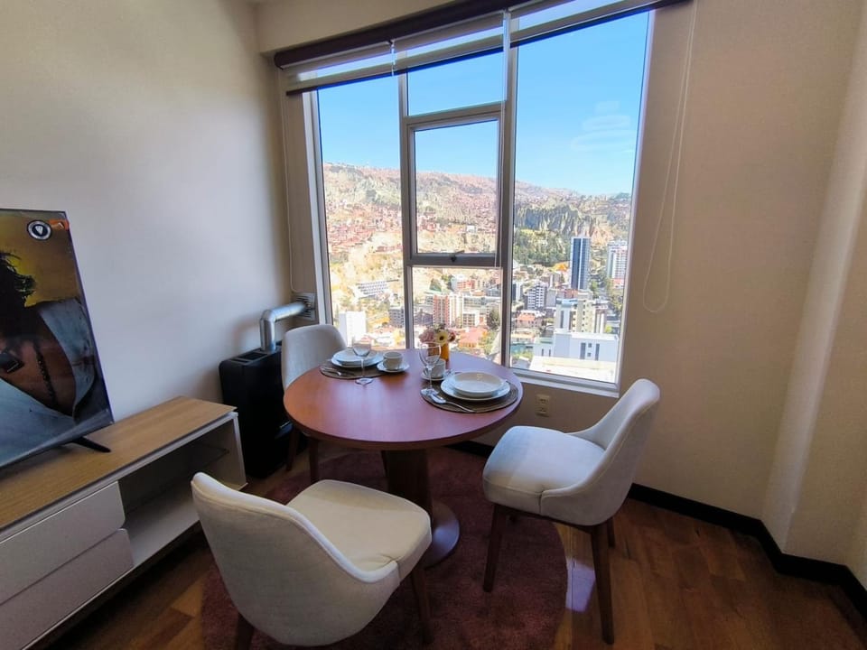 Communal lounge/ TV room, TV and multimedia, Dining area, City view, Mountain view