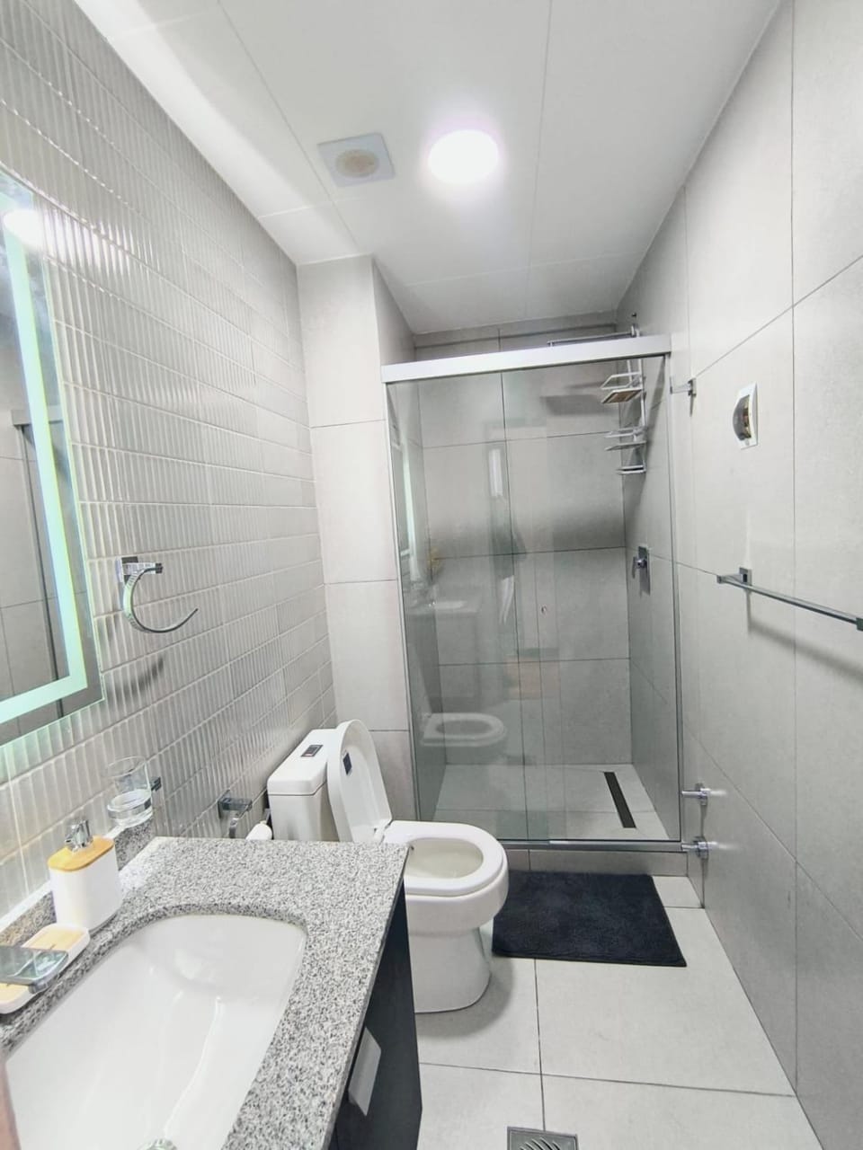 Shower, Toilet, Bathroom, towels