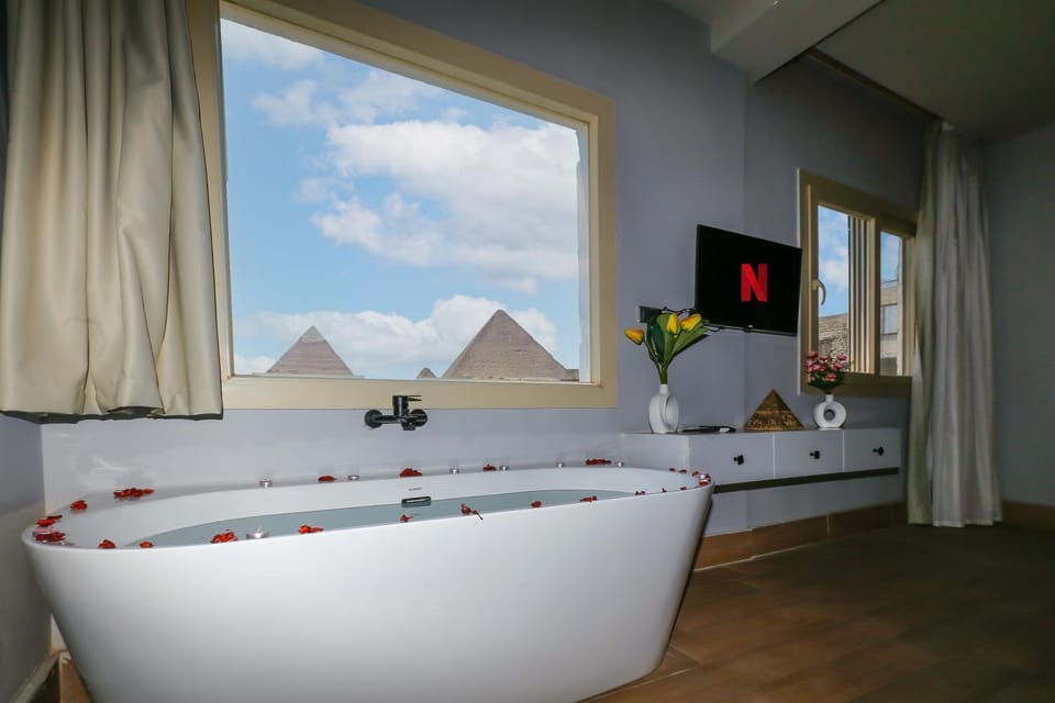 Communal lounge/ TV room, Bed, TV and multimedia, Living room, Photo of the whole room, Seating area, Evening entertainment, Bedroom, Landmark view