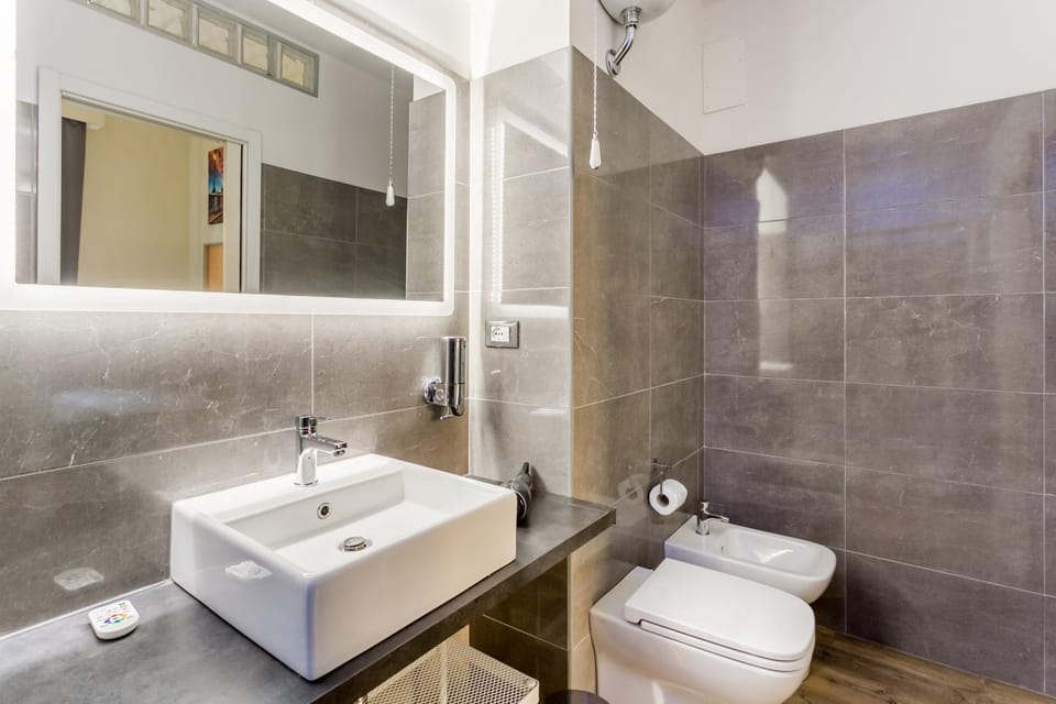 Shower, Toilet, Bathroom, bidet, towels